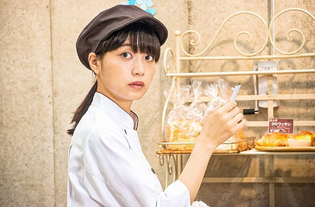 深川麻衣「深川麻衣が“可愛すぎるパン屋姿”に！　映画『パンバス』場面写真公開」1枚目/2