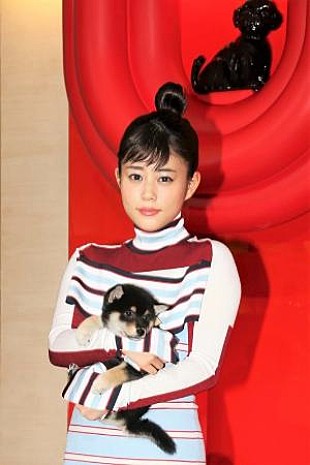 「高畑充希、最新のルイ・ヴィトンをまとって登場　亡き愛犬が描かれた贈り物に「いつでも会える感じ」」