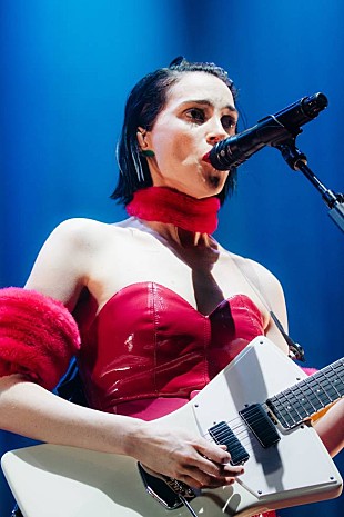 セイント・ヴィンセント「クィーン・オブ・ロック St. Vincent (セイント・ヴィンセント) のロサンゼルス公演をレポート」