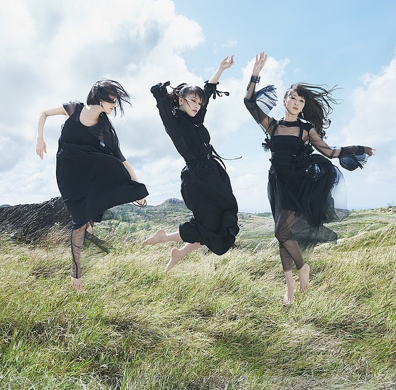 Perfume「シングル『無限未来』
2018/3/14　RELEASE
＜通常盤（CD）＞　UPCP-5011　1343円（tax out.）
」3枚目/4