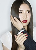 阿部真央「阿部真央、おぎやはぎのTBSラジオ番組内にて新曲「27歳の私と出がらし男」解禁」1枚目/3