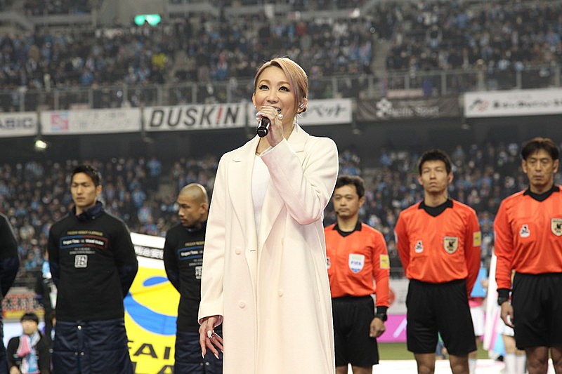 倖田來未「緊張もマックス」 Jリーグ開幕25周年のオープニングゲームで国歌独唱