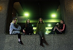 「ゴート・ガール、デビュー・アルバム発売に先駆けて新曲「THROW ME A BONE」公開」