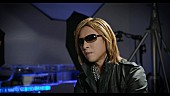 hide「YOSHIKIがhideの真実について語る――映画『HURRY GO ROUND』にインタビュー出演」1枚目/6