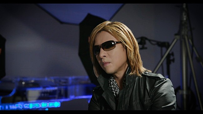 hide「YOSHIKIがhideの真実について語る――映画『HURRY GO ROUND』にインタビュー出演」1枚目/6