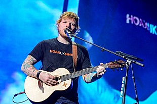 「エド・シーラン、約32,000人を動員したジャパン・ライブのレポートが到着　タイガースにジャイアンツ、そしてサッカー日本代表ユニフォームのサプライズも」