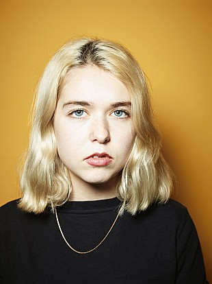 スネイル・メイル「「世界を席巻しようなんて思ってない」―米インディー・ロック界を揺るがす18歳＝スネイル・メイル最新ミニ・インタビュー」