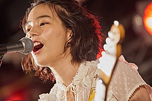 のん「のん トーク＆ライブのインストアイベント！“パンク精神が抜けなくて”出来たロックチューンなど披露」