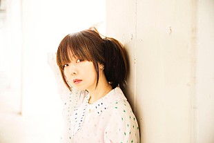 aiko「aiko 光あふれる新アー写公開！ 新AL『湿った夏の始まり』収録曲も」