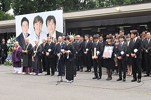 「西城秀樹さんの告別式に１万人が参列　郷ひろみ「秀樹は天国に行ってしまった」」