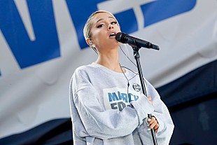 「アリアナ・グランデ、ニッキー・ミナージュとの新コラボ曲のティーザーを公開」