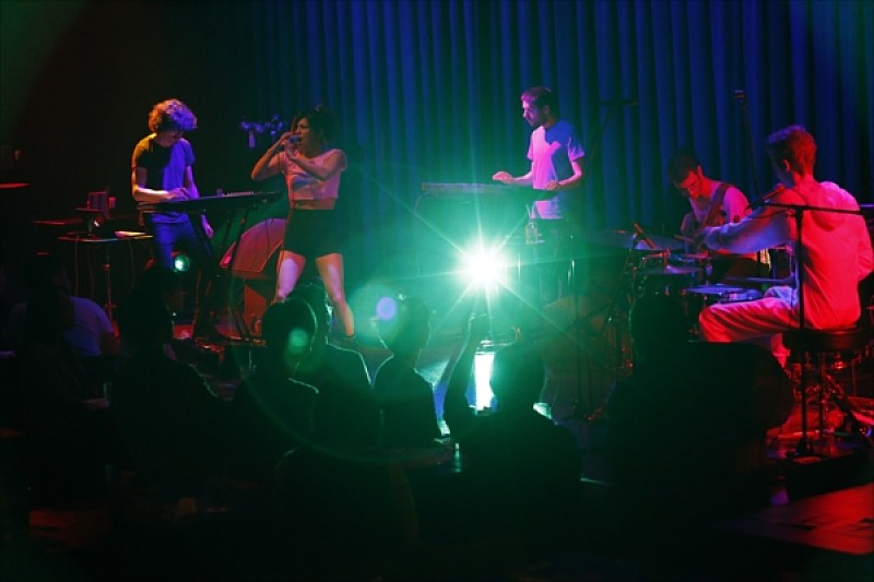 KNOWERの大阪公演をレポート“彼らの音楽性はまるでクリスタルの結晶のよう” 