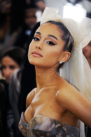 「アリアナ・グランデ、新曲「r.e.m.」を一部披露＆ジャスティン/ホイットニー/FOBらをカヴァー」