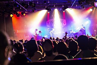 King Gnu「King Gnu、最新MVがバズったタイミングでロックスター然としたステージを展開」