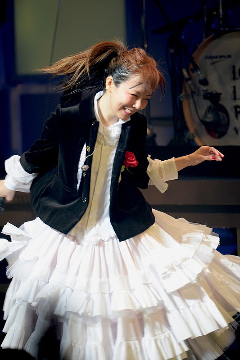 Aiko 歳 になりました デビュー記念日を地元 大阪のファンが祝福 Daily News Billboard Japan