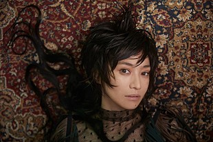 鬼束ちひろ「鬼束ちひろ、美しさと毒が潜むニュー・ビジュアル＆スポット映像公開」