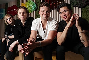 ファイヴ・セカンズ・オブ・サマー「来日中の5SOS、日本のロカビリー文化がテーマの「ヤングブラッド」MVを公開」