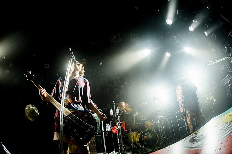 WANIMA、エビバデツアー渋谷クラブクアトロ公演で700人大熱狂 | Daily
