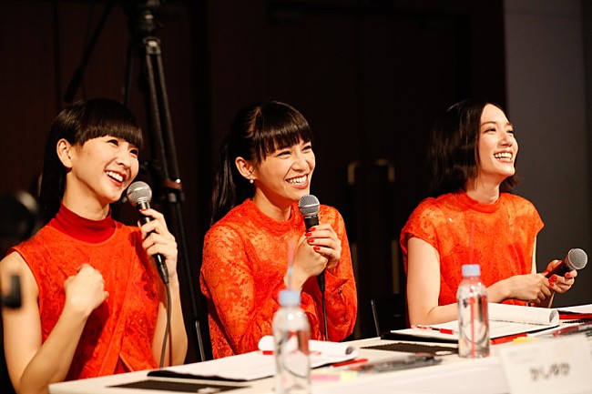 Perfume「Perfume、ダンス・コンテストのグランプリ受賞者とコラボダンス披露」1枚目/12