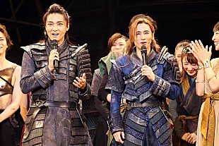 「堂本光一「３０代最後の年に素敵な…」　帝劇千穐楽でＷ主演の井上芳雄と笑顔」