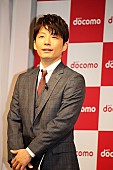 「星野源が浜辺美波らのプロデュ－サ－に！？　ドコモ新ＣＭで長谷川博己、新田真剣佑と共演」1枚目/1