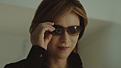 YOSHIKI「YOSHIKI『きよら グルメ仕立て』新TVCM出演、“寝冷えネコ(きよニャ)”の可愛いお願いにクールな対応」1枚目/4