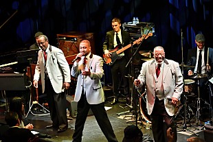 「魂を揺さぶる麗しいインプレッションズのコーラス・ワーク　半世紀を超えるソウルフルな声の響きに黒人音楽のレガシーを振り返る“最初で最後”の夜」