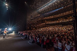 玉置浩二、最新ソロ・ツアー大阪公演で2700人が「♪Happy Birthday To You」大合唱 | Daily News |  Billboard JAPAN