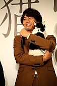 「福士蒼汰「自分の映画で泣いたのは初めて」　共演した猫のナナを抱きかかえて登場！」1枚目/1