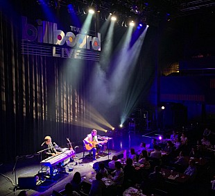 「スティーヴン・ビショップが紡ぐ晩秋へのプレリュード　短編小説のようにほろ苦く、ロマンティックな歌の世界に身も心も委ねる感傷的な夜」