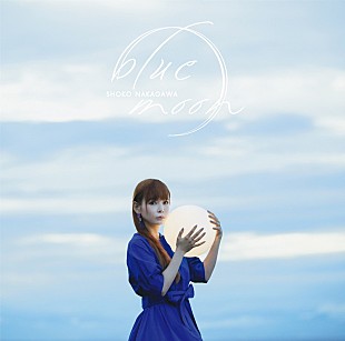 中川翔子「中川翔子、奇跡的な雨上がりに撮影された新SG『blue moon』アートワーク公開」