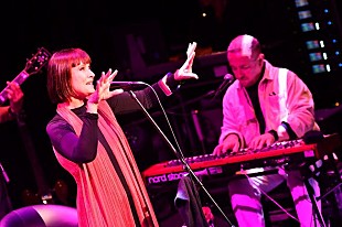 「鮮やかなヴィジュアルとシックなサウンドが織りなすスウィング・アウト・シスターのステージ。深まりゆく秋の空気とシンクロする歌に酔い痴れる宵」