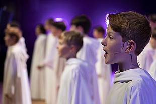 リベラ「少年たちの聖なる歌声が観客を清らかな世界へ誘う、イギリス少年合唱団「LIBERA」来日ツアーが開幕」