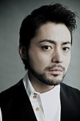 山田孝之「山田孝之が“AVの帝王”と呼ばれた男の半生を演じる　Netflixオリジナルシリーズ『全裸監督』制作決定」1枚目/1