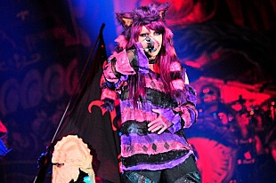 HYDE「HYDE主宰のハロウィン・パーティ初日、HYDEはセクシーなチェシャ猫で安室奈美恵を熱唱」