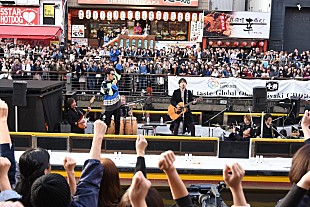 コブクロ「コブクロ、大阪・道頓堀での『ベストヒット歌謡祭』船上ライブ収録に5,000人が騒然」