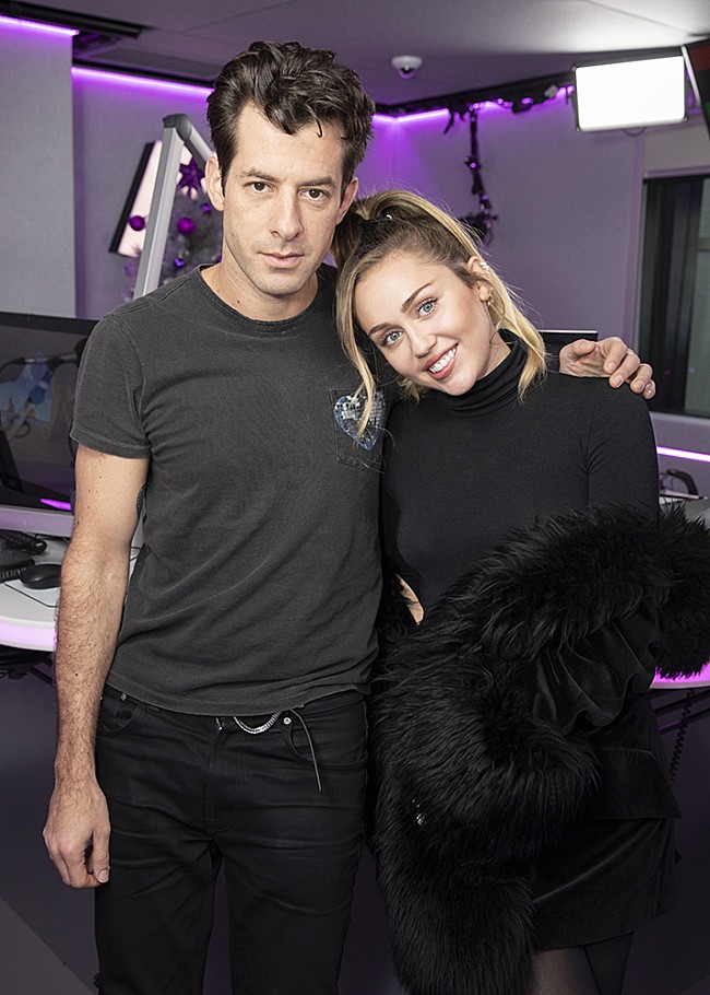 「マイリー・サイラス＆マーク・ロンソン、アリアナの「ノー・ティアーズ・レフト・トゥ・クライ」をカヴァー」1枚目/1