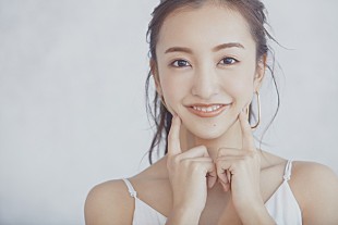 板野友美「板野友美、キュートすぎる笑顔の新ビジュアル＆ニュー・シングルのタイトル公開」