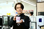 ＥＸＩＬＥ　ＴＥＴＳＵＹＡ「EXILE TETSUYAがローソン店員に！ 「アメージングカフェラテ」をファンに手渡し」1枚目/11