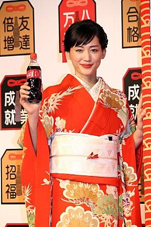 「綾瀬はるか、振袖姿で餅つきに挑戦　「いい運動ですね。熱くなりました」」