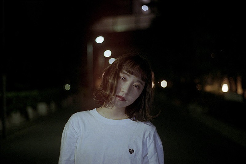 新潟出身SSWの果歩、上京した少女の感情を「光の街」MVで表現 