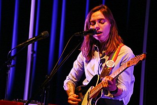 「まるで21世紀のスワン・ソングのように響くジュリアン・ベイカーの歌。時代を呼吸するシンガー・ソングライターの生々しい声に耳を傾ける雪の降る夜」