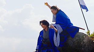「稲垣吾郎＆香取慎吾、爽やかな青の羽織と袴で息ぴったりの掛け合い」