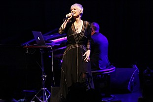 「＜ライブレポート＞ジュリア・フォーダム、一足早い春の訪れを告げるような涼やかで透明感のある歌声」