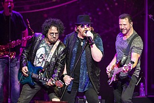 「TOTO、ファン感無量の【40 TRIPS AROUND THE SUN】武道館公演ライブレポート到着」