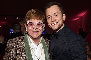 「エルトン・ジョン、自身の伝記映画で主演のタロン・エガートンと「かわいいダンサー」を披露」