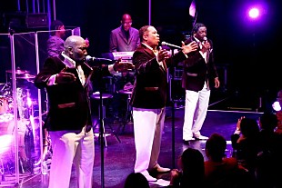 「ファン待望の来日を果たしたマンハッタンズ・フィーチャリング・ジェラルド・アルストン。麗しいコーラスとエモーショナルな歌のコントラストに酔い痴れる早春の宵」