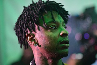 「21サヴェージ、自身の楽曲にちなんだ若者の金融に関する知識を育む活動を開始」