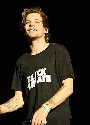 「ルイ・トムリンソン、亡き母親に捧げる新曲を公開」