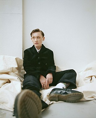 「北アイルランド出身SSWソーク、新曲MVは「デヴィッド・リンチ風な夢」」